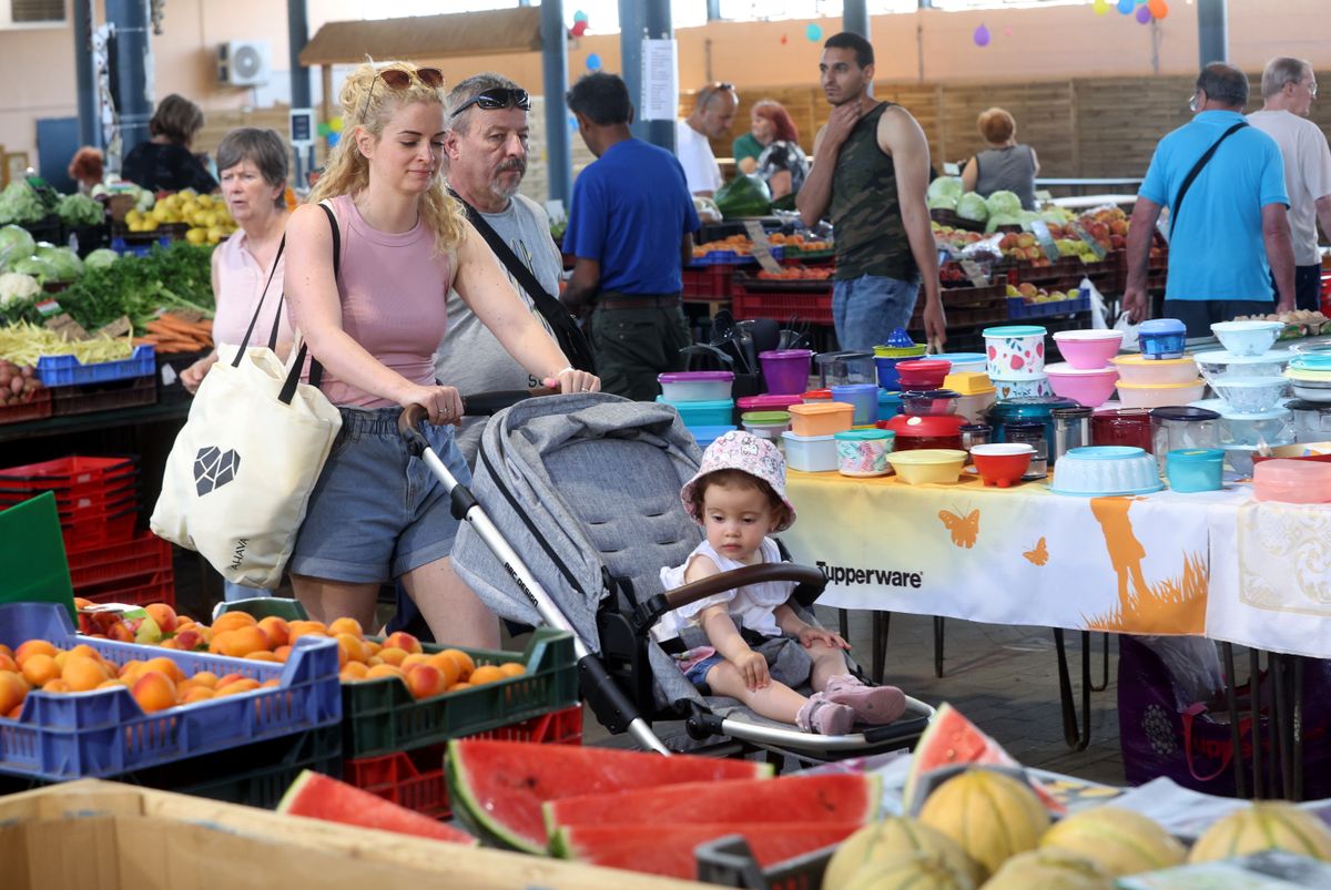 Kaposváron a piac gyümölcsfronton üres: alig van hazai termés, a cseresznye ritka, az eper drága, a lekvárfőzés luxus.