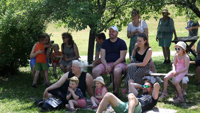 Pünkösdi sokadalom a Szennai Skanzenben