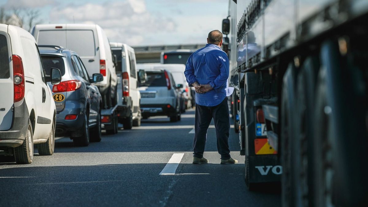 Döbbenetes karambol: egy autó brutális erővel csapódott egy teherautónak az autópályán!
