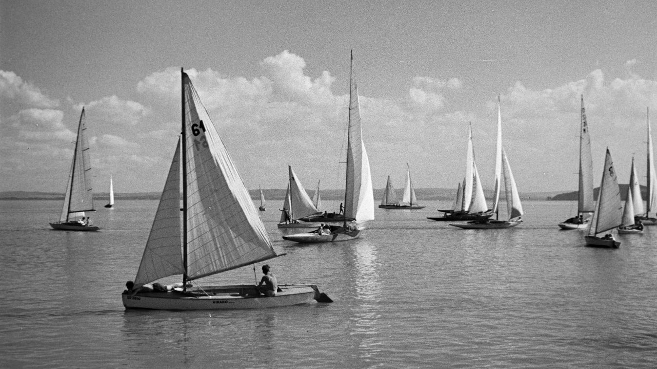 Az első vitorlásokat a Festeticsek építtették a Balatonon