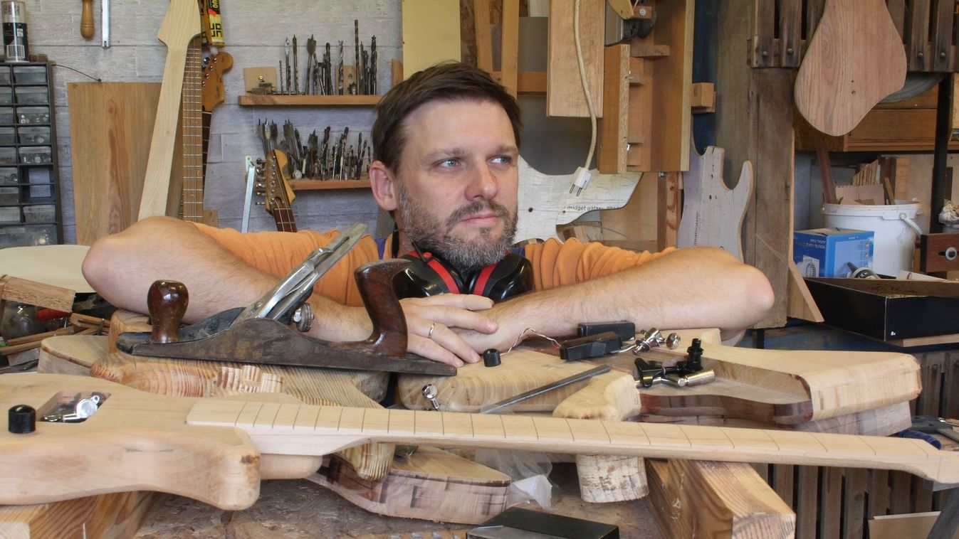 Büszkeség: Barcson él az elektromos gitárok mágusa