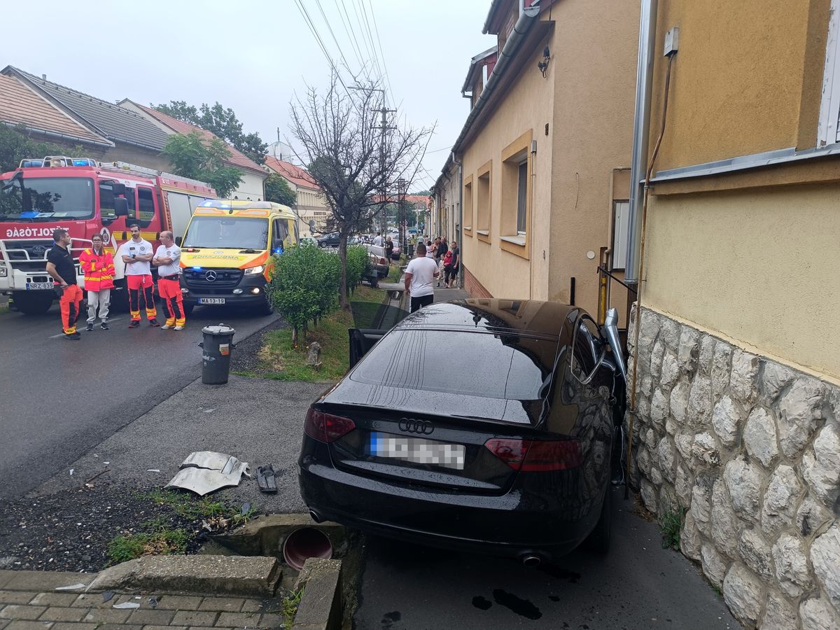 Házfalnak csapódott az Audi a balesetben Fotó: Lang Róbert