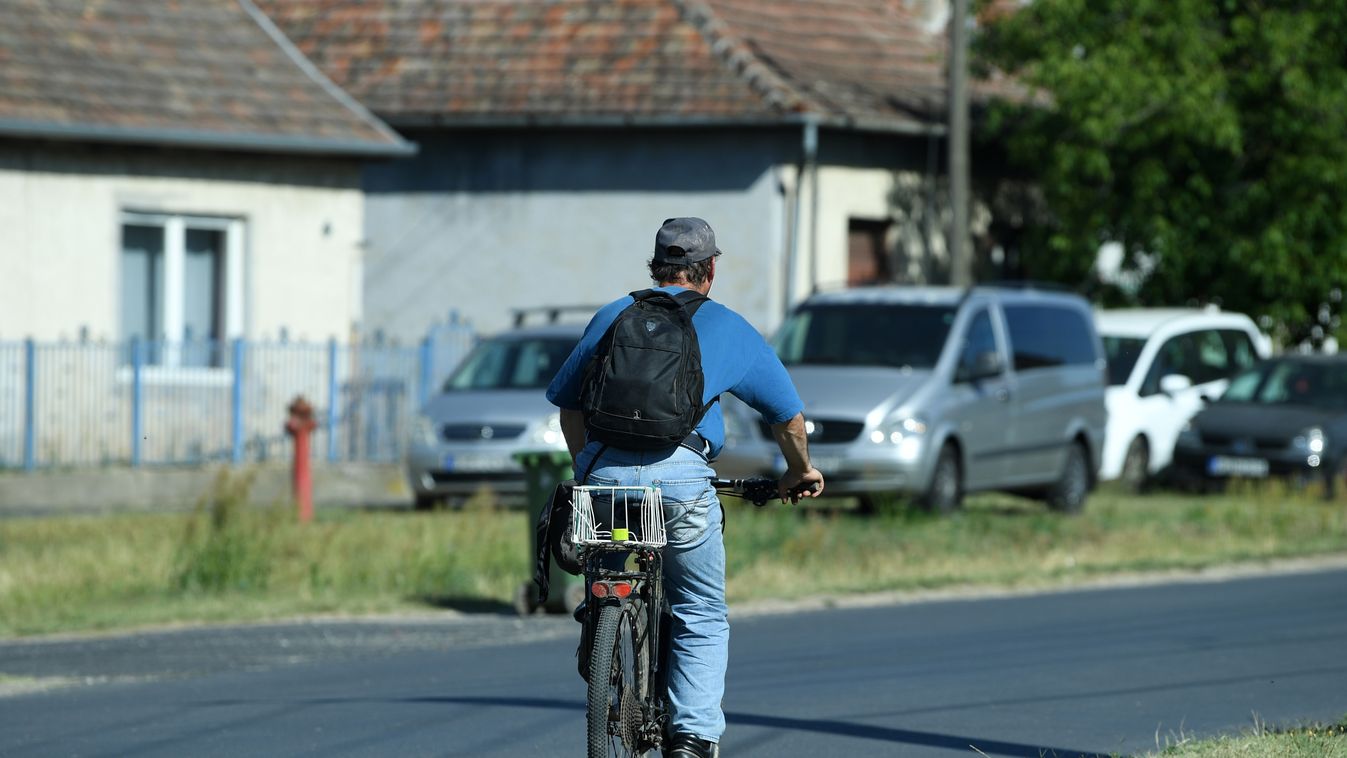 Dajdajozás, kártyapartik, hangoskodók: az utcán élnek a családok – ilyen a nyár a város keleti oldalán