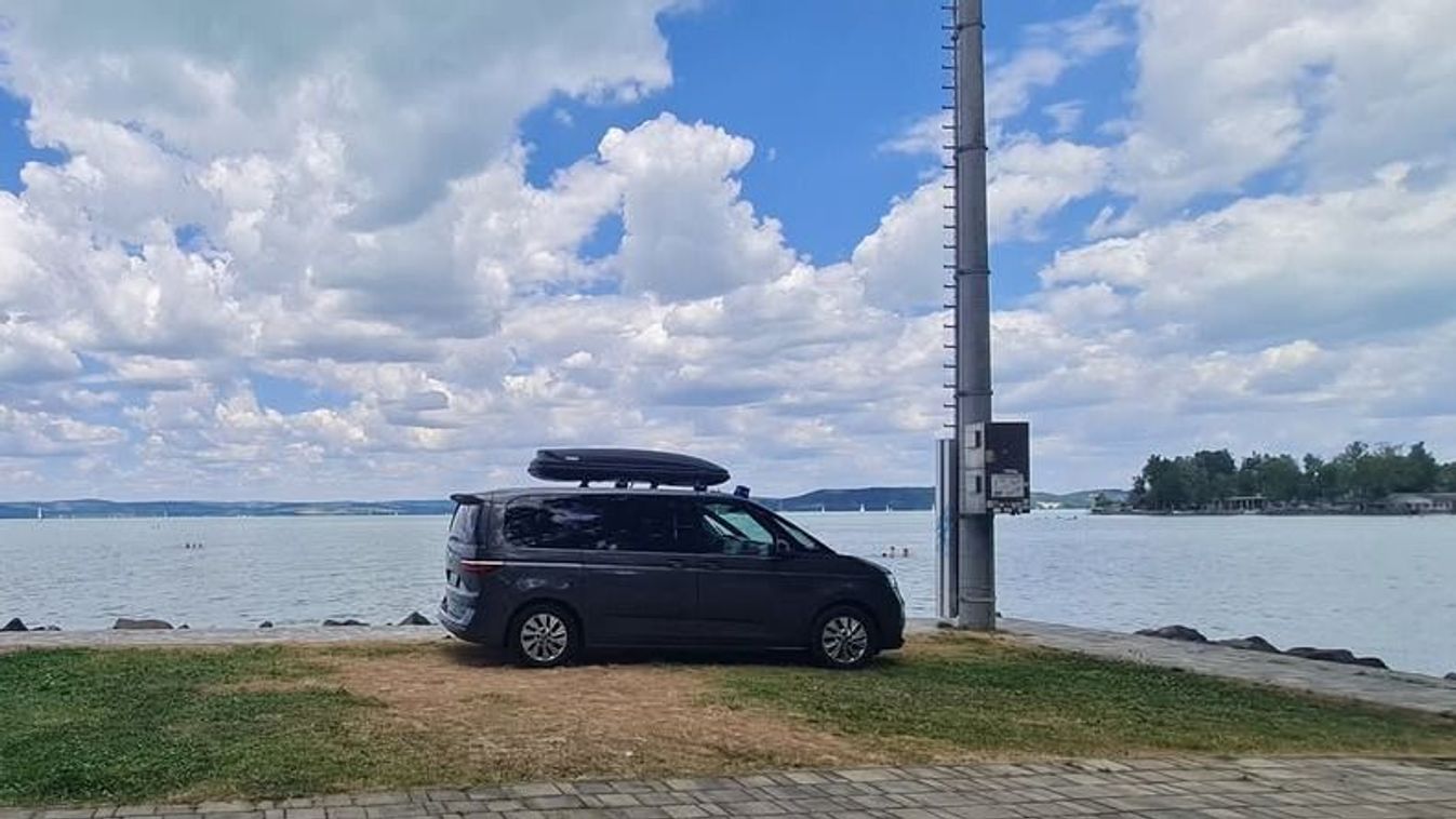 Balatoni mólón parkolt a titokzatos kékvillogós kormányzati kisbusz – puff, megrongálták