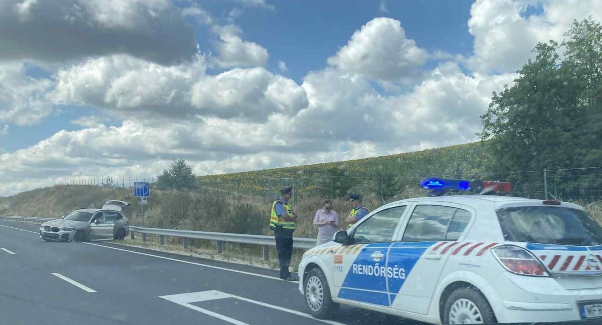 Szalagkorlátnak csapódott a BMW