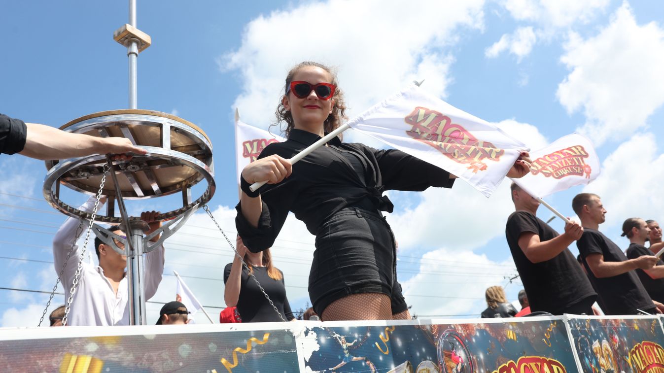 Cirkuszi parádé bénította meg a forgalmat a Balatonparton