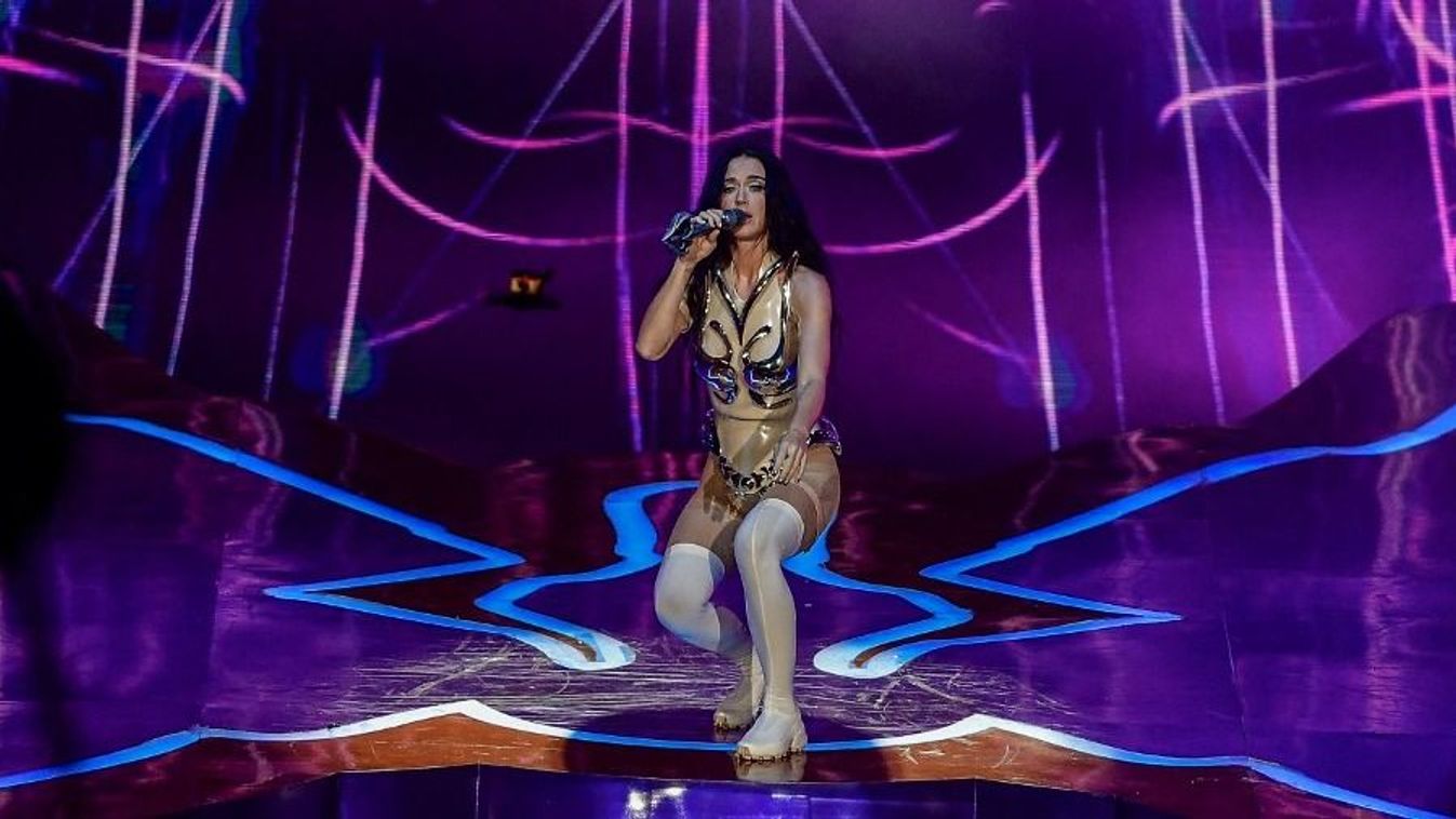 Katy Perry látványosan elvágódott koncert közben (videó)