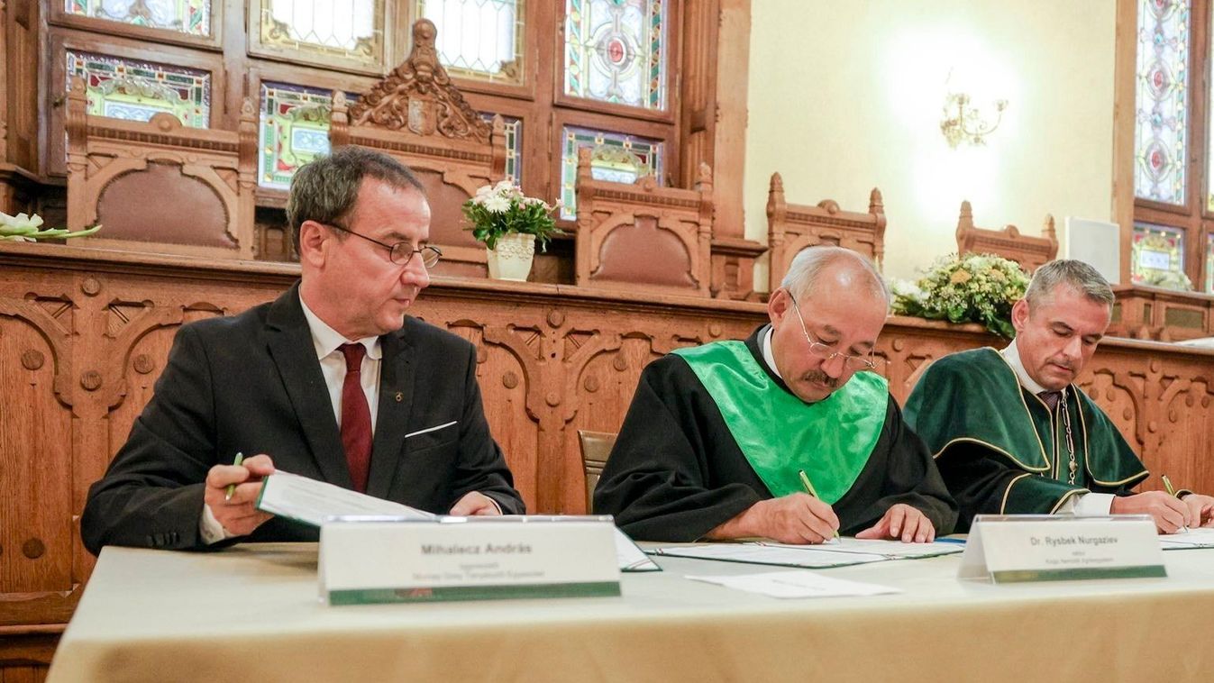 Kirgiz rektort avattak díszdoktorrá a kaposvári városházán