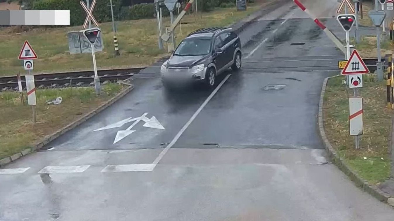 A vasúti átjárón hajtottak át a tilosban, de jöttek a rendőrök