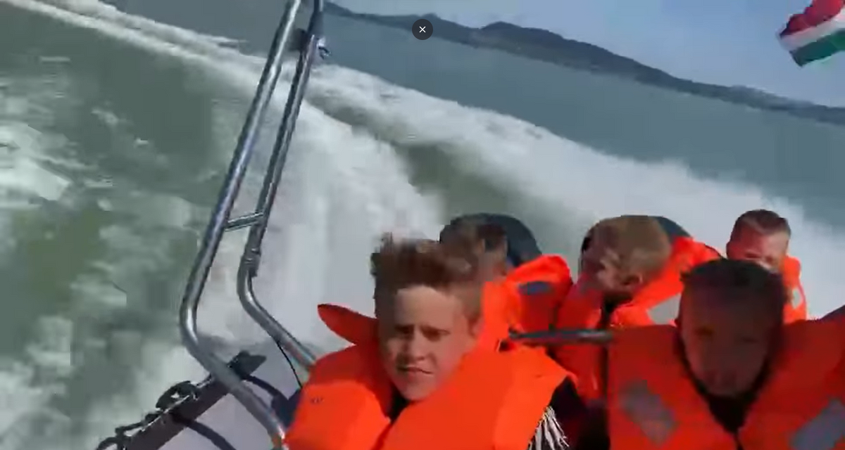 Rendőrök fuvarozták a kisgyerekeket a Balaton