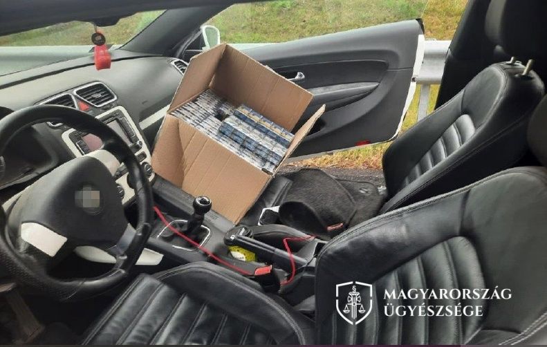 Cigaretta zárjegy nélkül a csempészek autójában