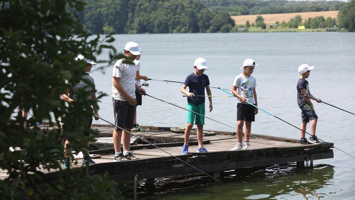 LANG386020240624 Kaposvár
Elkezd?dött a desedai horgász tábor és a keszegen kívül kárászt is fogtak az ifjú pecások. Idén nyolcadik alkalommal szervezték meg a programot, melyben közel 250 diák vesz részt.
Fotó: Lang Róbert lr
Somogyi Hírlap