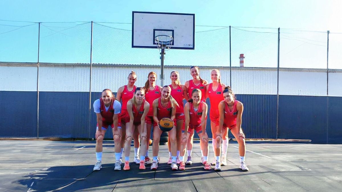 A magyar női U23-as és U21-es kosárlabda-válogatott játékosai csoportképen, szabadtéri pályán, FIBA 3x3 Nemzetek Ligája előtt. Alul jobbról a második Tőczik Borbála.