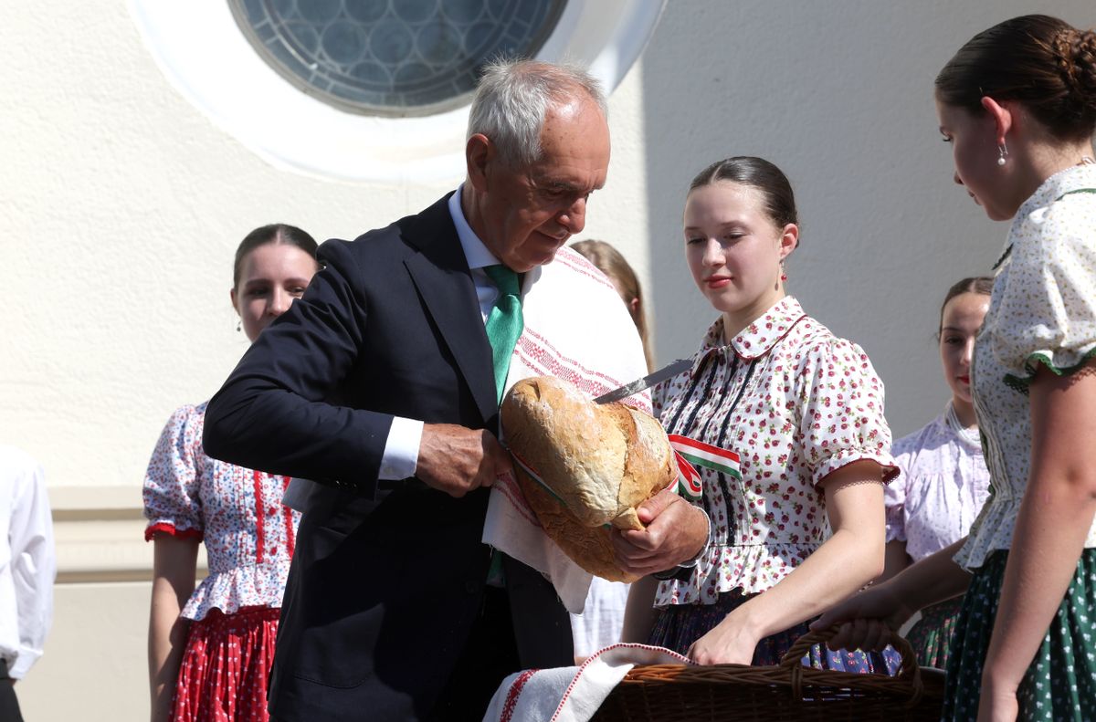 Varga László megáldotta, Szita Károly megszegte a kenyeret