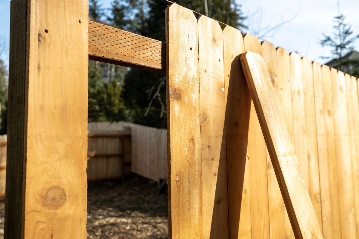 Cedar,Wood,Fence,With,Missing,Boards,-,Fencing,Construction,Build kerítés építés