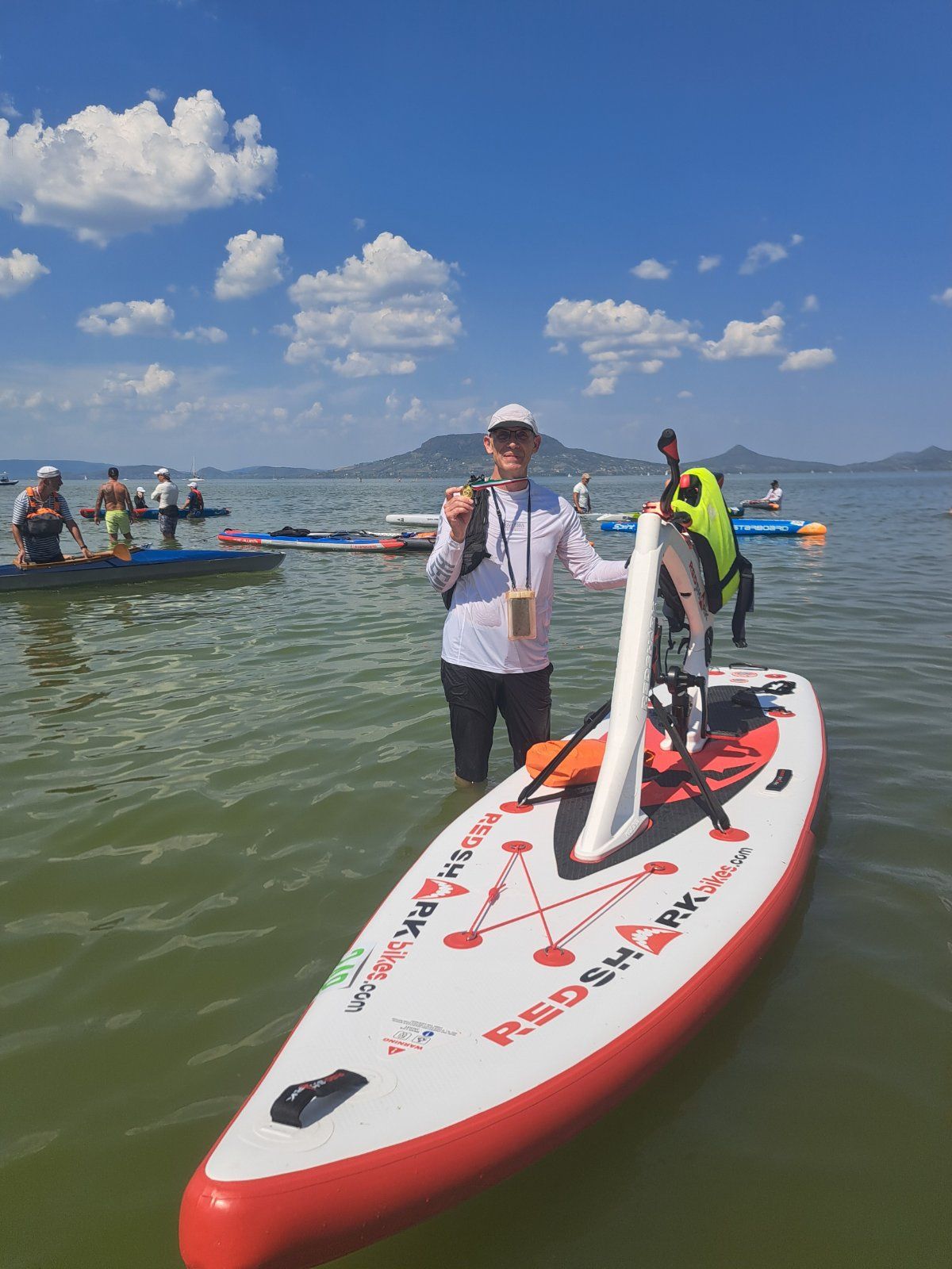Vörös cápa vagyis red shark bike is részt vett a hétvégi Balaton-átevezésen