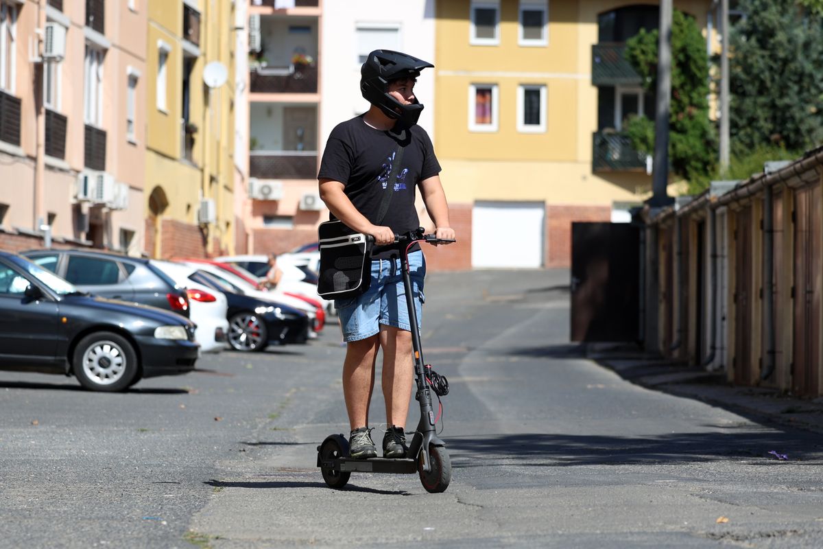 Bukósisakban rollerezés