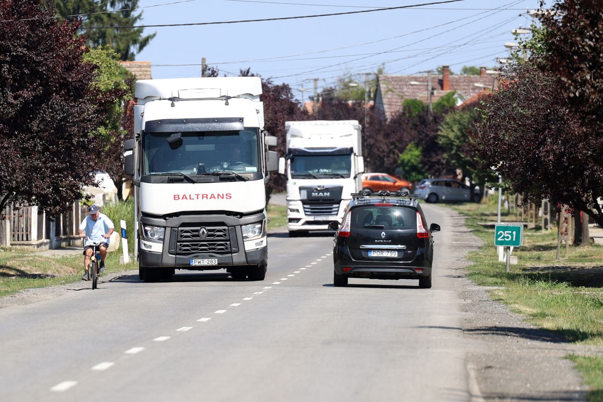 Kamionok robognak át a falun Fotó: Muzslay Péter   