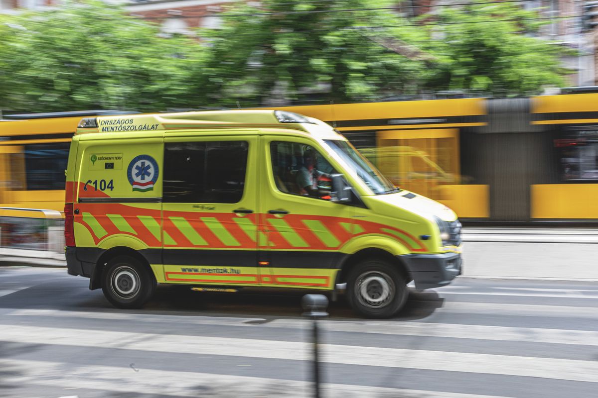 Mentőautó elengedése közben közlekedő autósok – szabályok és helyes magatartás