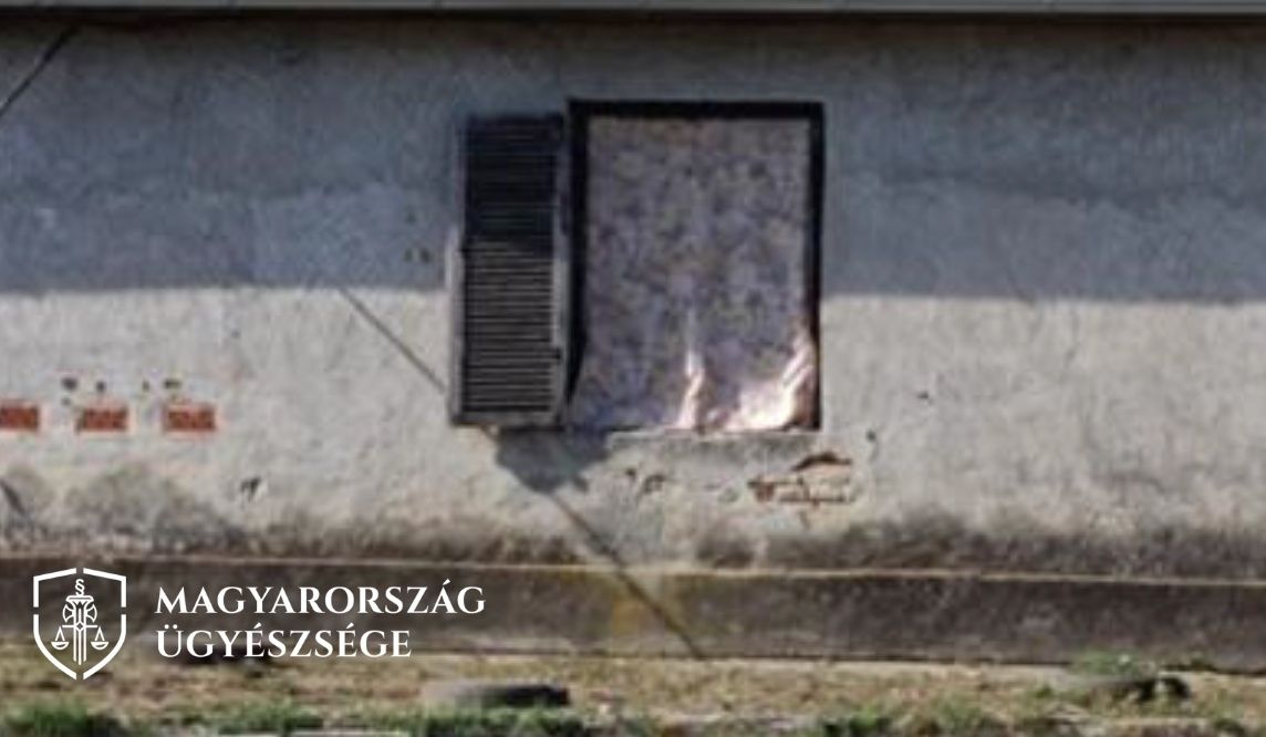 Ez az az ablak, amin keresztül bosszúból titokban levideózta a lányt