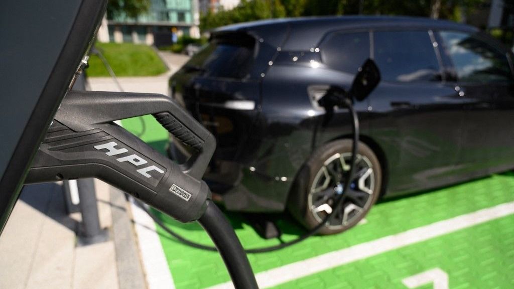 elektromos autók parkolnak egy töltő helyen