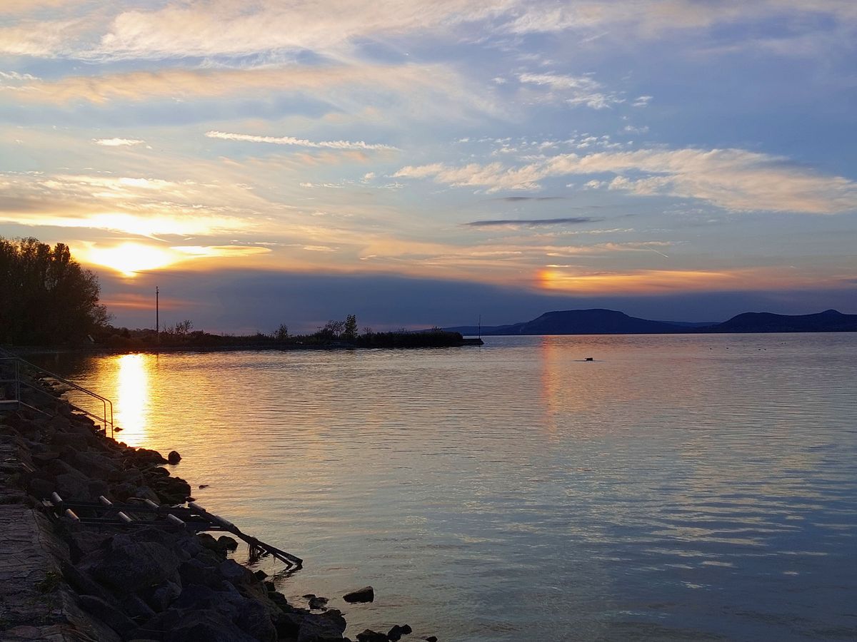 Megnyílt az ég a Balaton fölött, lélegzetelállító fotók
