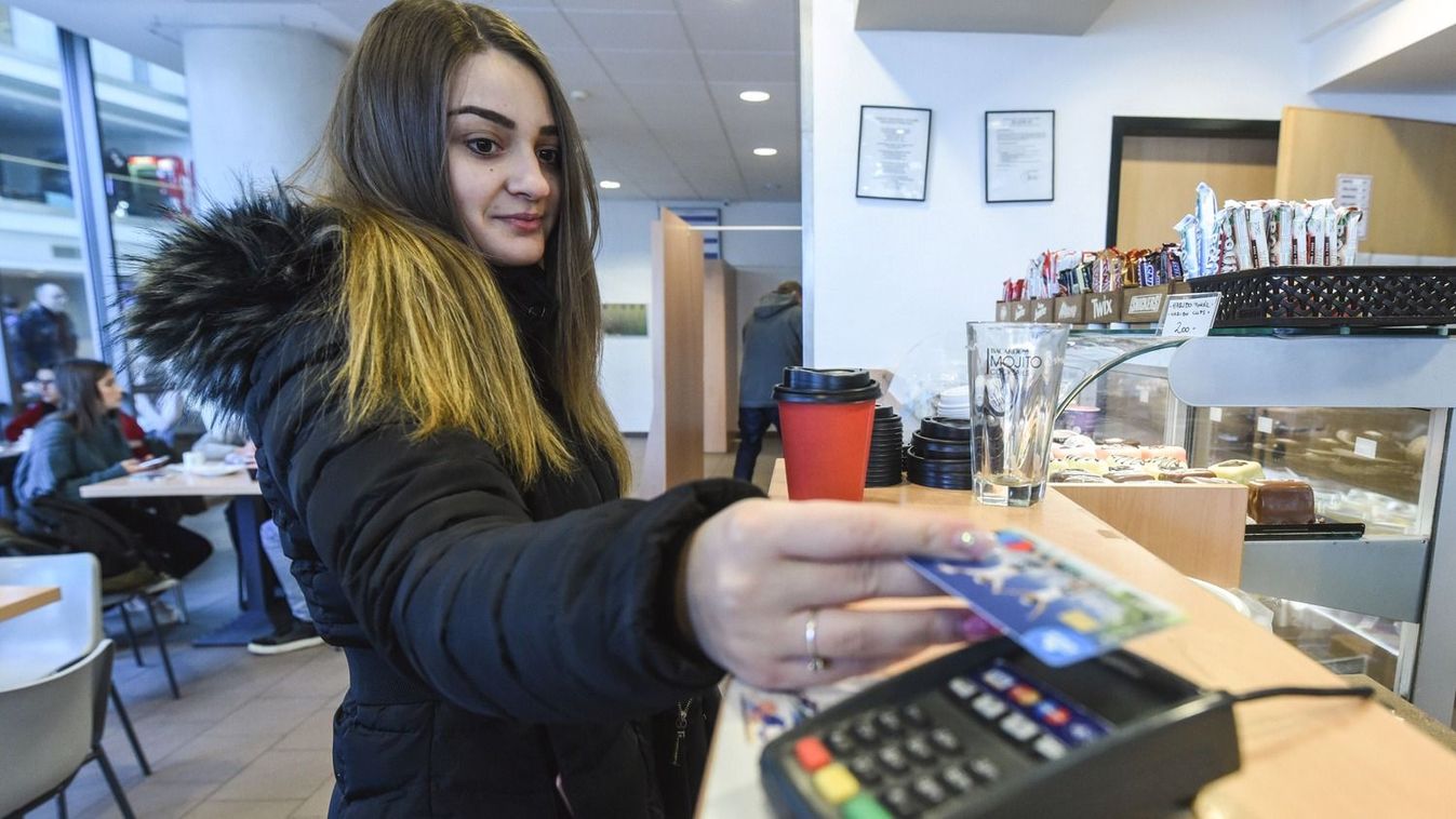 Bankkártyás fizetést ellenőrizték a boltokban