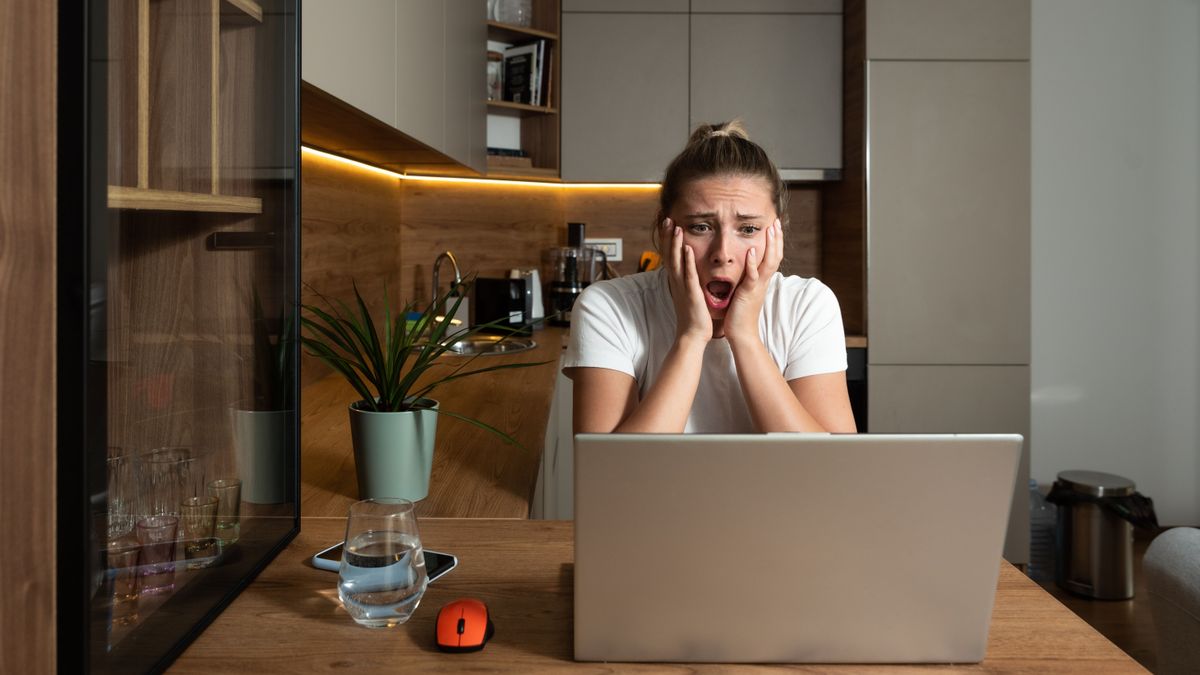 Börtön is járhat egy dühös Facebook-posztért? Meglepő, mi az ára az online huszárkodásnak!