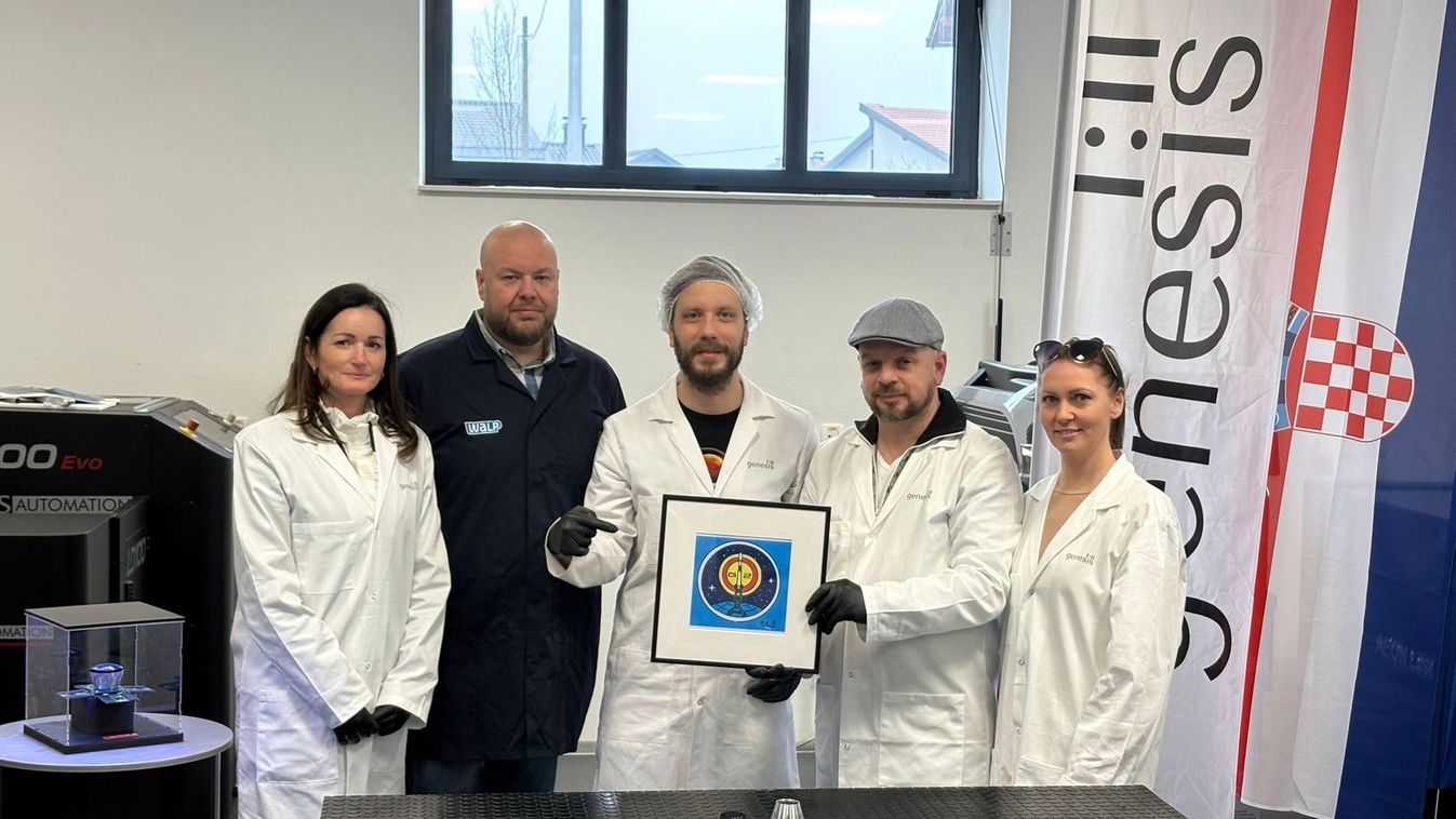 Előbb az űrbe küldi majd elárverezi alkotását a kaposvári művész