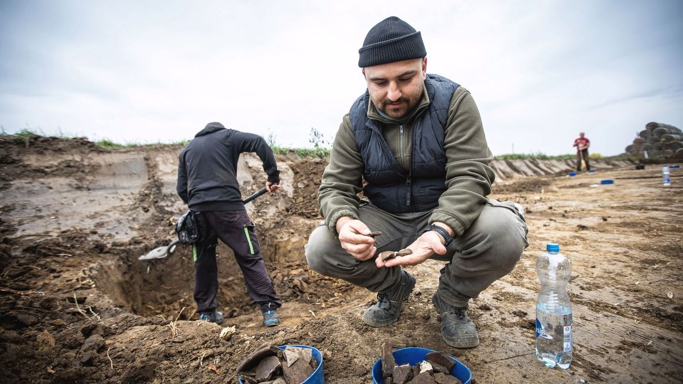 Elképesztő, mi került elő a Balaton partján, a készítő ujjnyoma is jól látszik