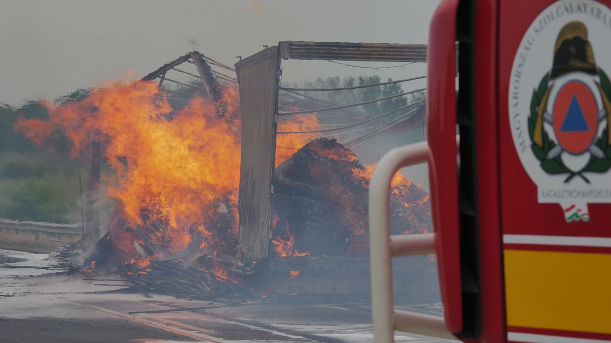 Hatalmas lángok csaptak fel az M7-esen, egy kamion gyulladt ki