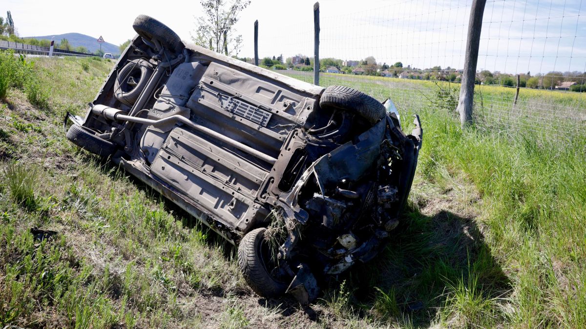 Árokba hajtott egy autó a 61-es főúton, Kaposmérő mellett
