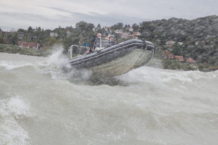 Életveszélyes helyzetbe került egy csónakos a Balatonon, forrás: Sonline.hu