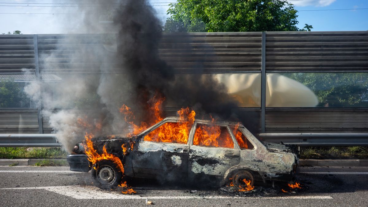 Horrortűz az M7-esen, pillanatok alatt lángba borult az autó, a növényzetre is átterjedt