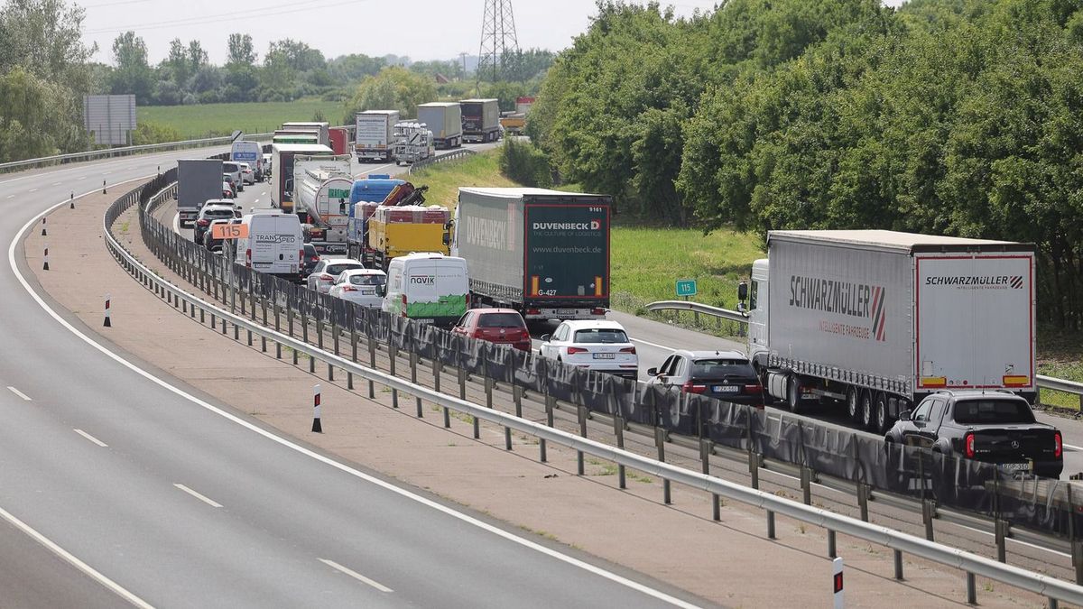 Bénító káosz az M7-esen: Eddig több mint tíz kilométeresre duzzadt a kocsisor a határ felé
