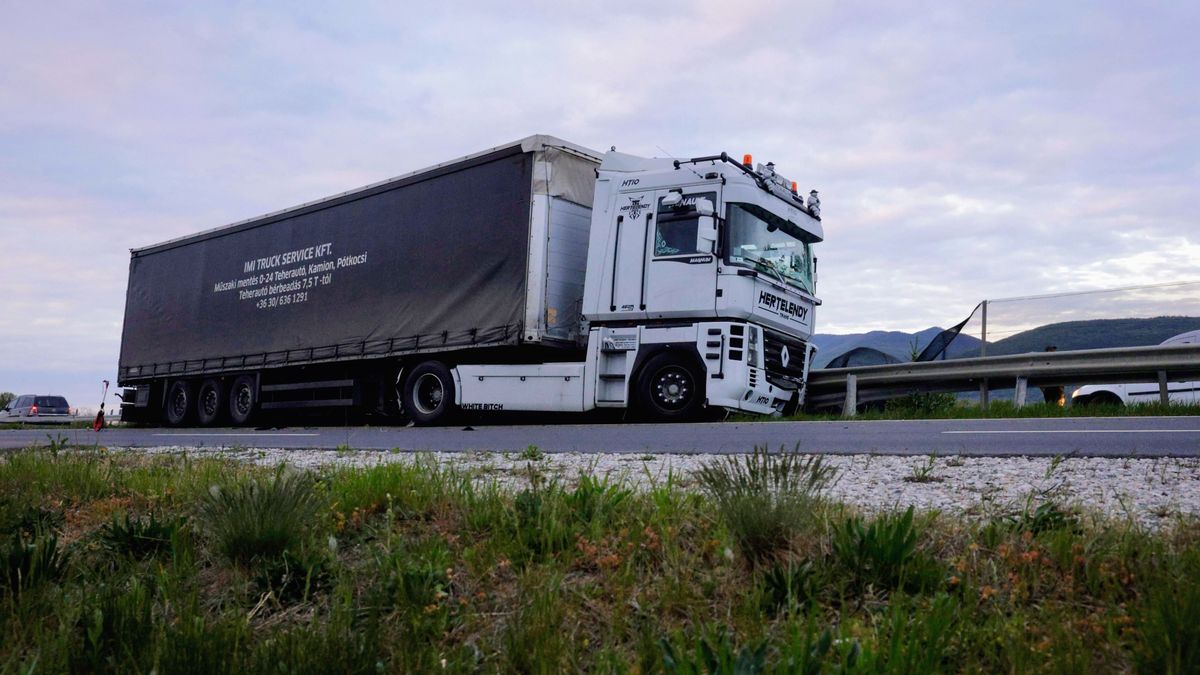 Ijesztő baleset az M7-esen: kigyulladt egy kamion kereke az ütközés után