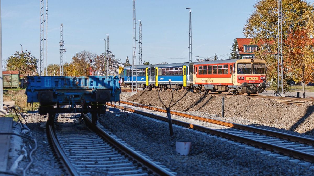 Veszély a vonaton: menet közben, váratlanul nyílt ki a kocsiajtó a Fenyves Expresszen