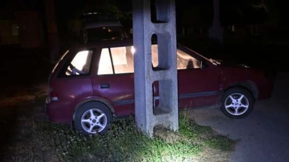 A vezetni nem tudó sofőr azonnal nekidurrant a villanyoszlopnak, ráadásul kétszer is