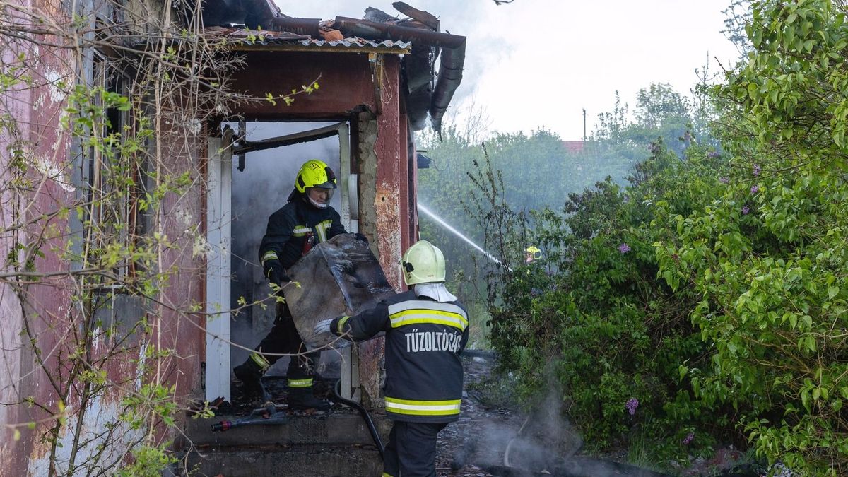 Véletlenül megint begyulladtak a lomok a Nádasdi utcában, szerencsére a kaposvári tűzoltók időben megfékezték a tüzet