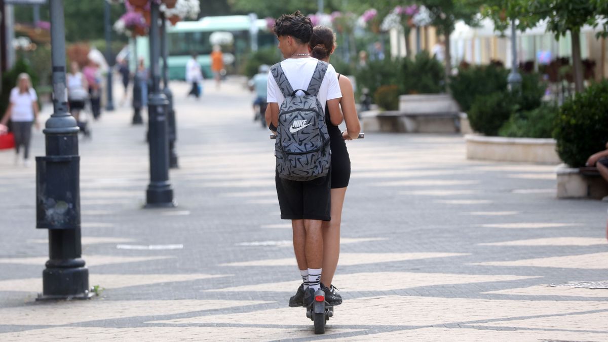 Tilos rollerezni Kaposvár belvárosában... csak ez úgy látszik, a lőtéri kutyát se érdekli