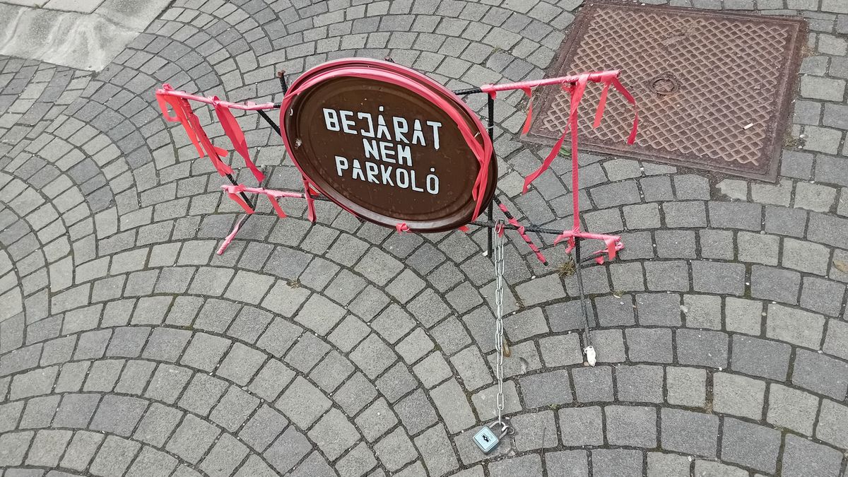 Elbarikádozták egy belvárosi társasház bejáratát Kaposváron