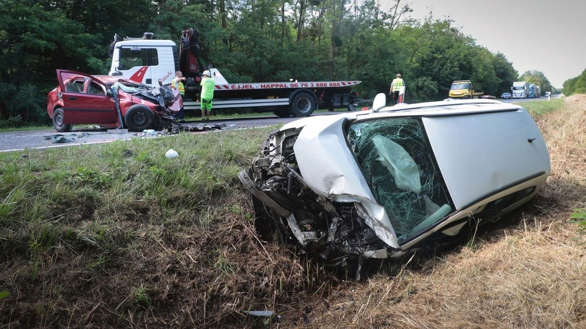 Durva baleset: két autó ütközött a 61-es főúton, az egyik az árokban kötött ki