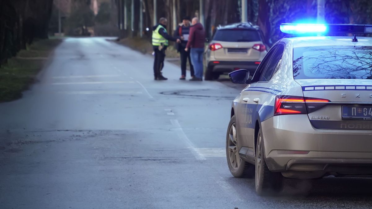 Hihetetlen: elővette a nemi szervét a rendőröknek, majd leköpte a járőrautót egy nő Csurgó közelében
