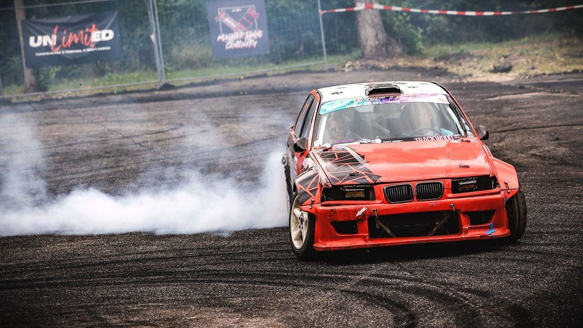 Nem, a körforgalomban füstölő dízelkotla még nem sport: mutatjuk, mik a hivatalos drift szabályok!