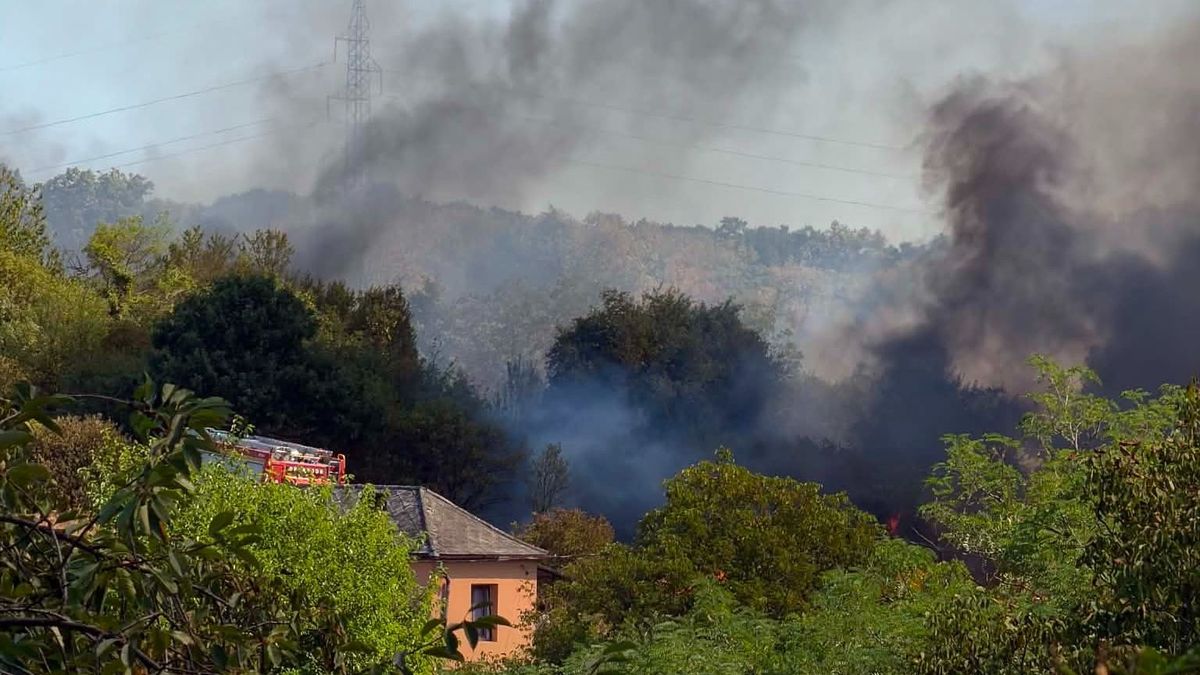 Lángokban a Cseresznye utca: négy egység küzd a tűzzel Kaposváron