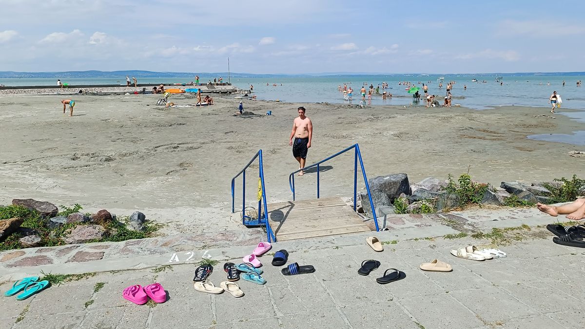 Megdöbbentő fotók a Balaton-partról – homokpadokon fekve élvezték a 30 fokos vizet a strandolók