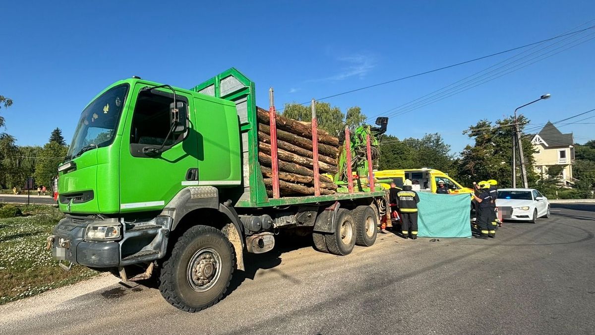 Farönkszállítóba csapódott a motoros, mentőhelikopter riasztottak a helyszínre