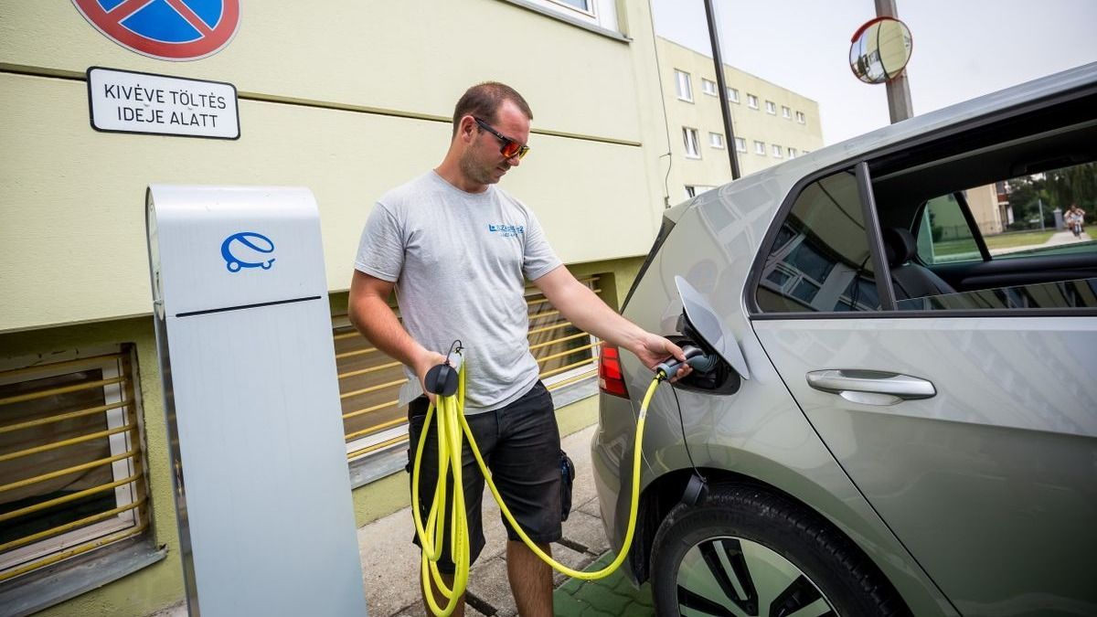 Elektromos autót használtan? Az évszázad üzlete lehet, mások szerint teljes felelőtlenség