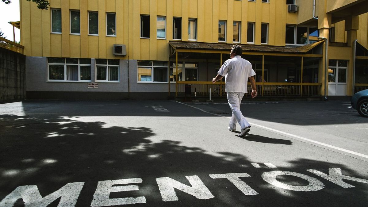 „Le a kalappal a magyar egészségügy előtt” – ilyen posztok terjednek a Siófoki Kórházról