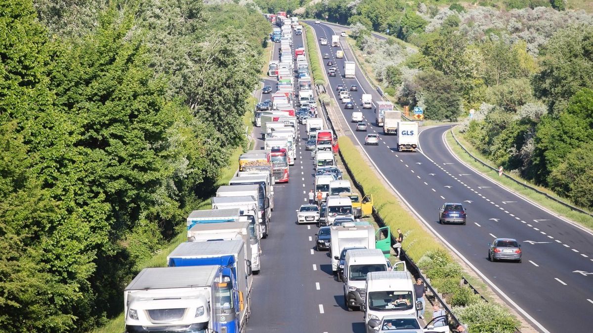 Dugóból dugóba – egymást érik a balesetek az M7-esen, komoly torlódások alakultak ki a Balatontól Budapest felé
